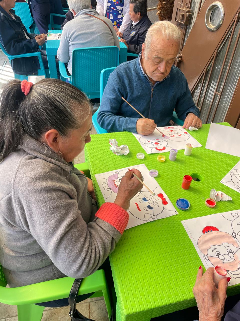 Muestra de la estimulación y recreación en el Club Alzheimer Santo Tomás